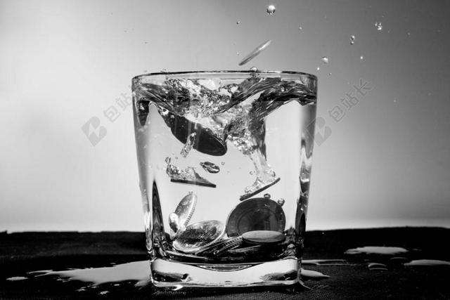 硬币 黑白 水 豪华 钱 威士忌酒杯 水溅