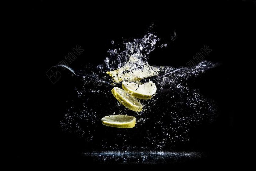 摄影唯美柠檬溅起的水纹背景图片