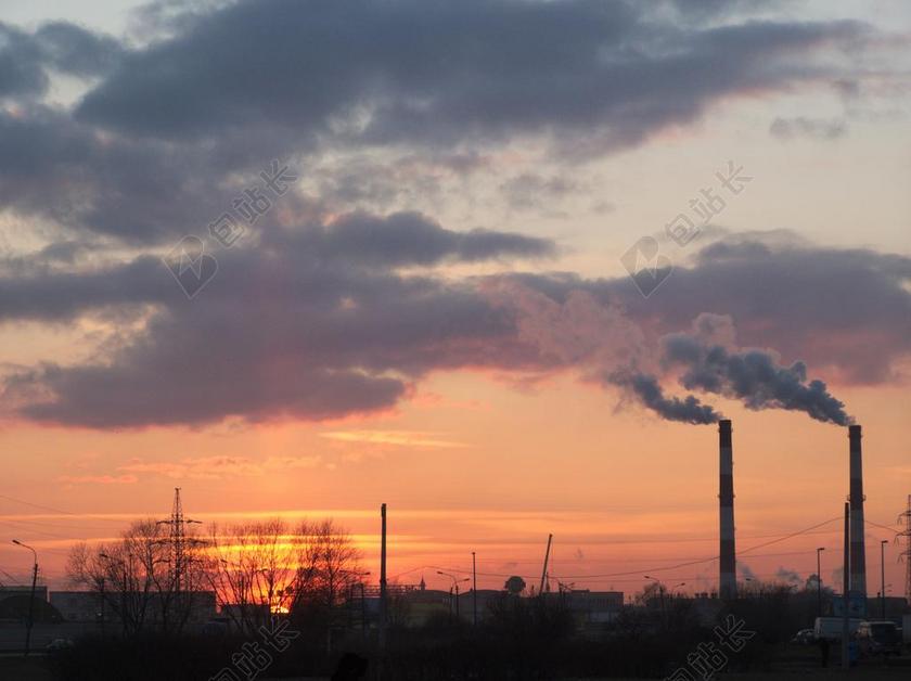 摄影唯美夕阳下排放污染的工厂背景图片
