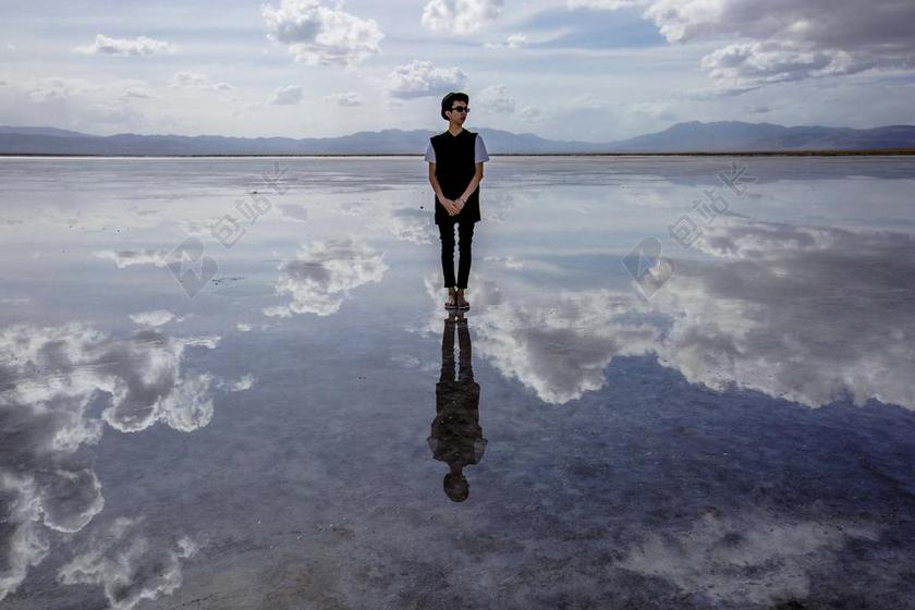 广告时尚女子倒影模特背景图片