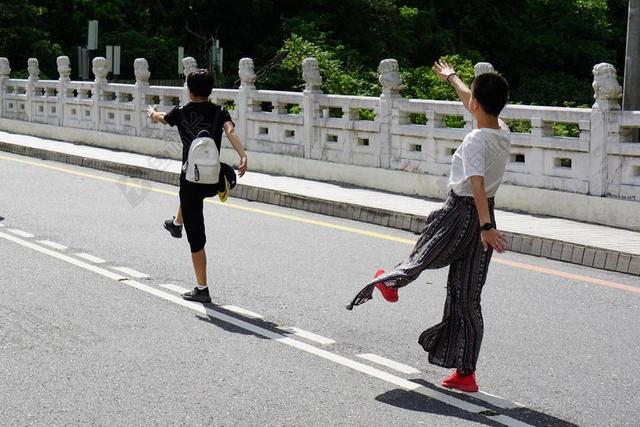 运动清新户外的人群背景图片