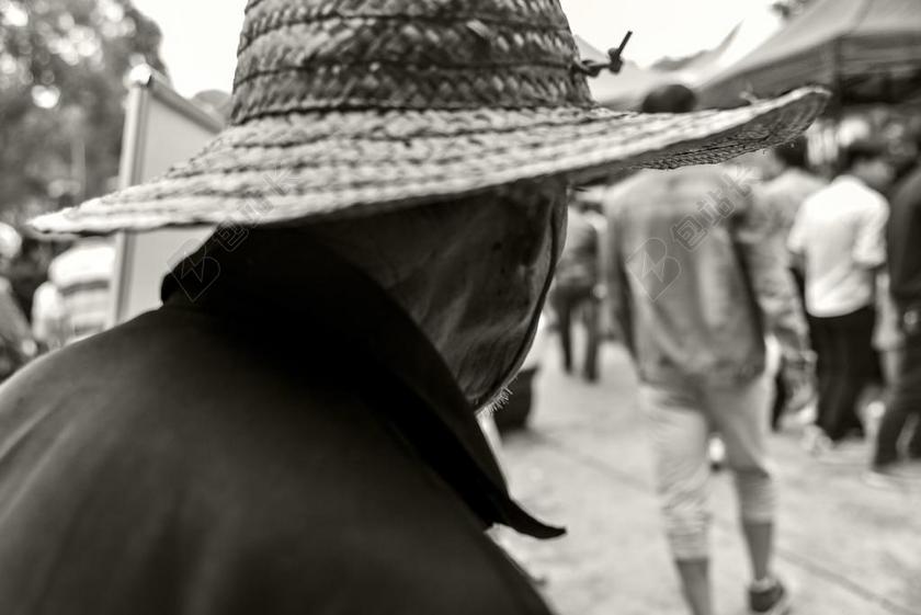 黑白 老人 背影