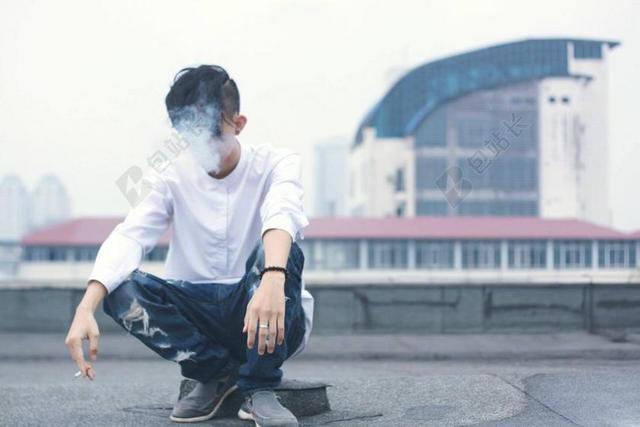 清新户外抽烟的男子背景图片