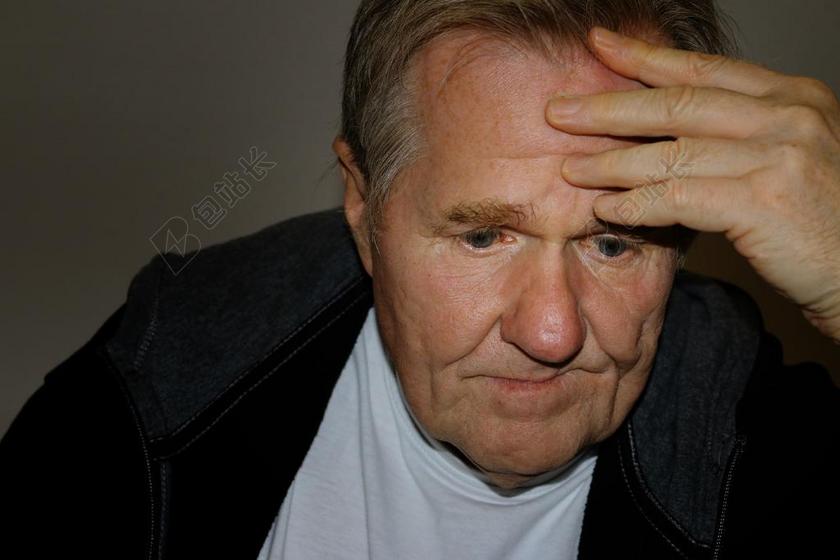 成熟男人手撑额头思考中图片