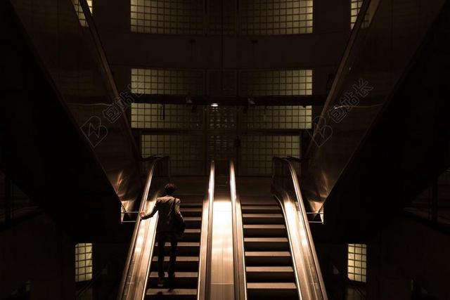 结构 建设 基础设施 自动扶梯 建立 黑暗 夜 人 孤独的人