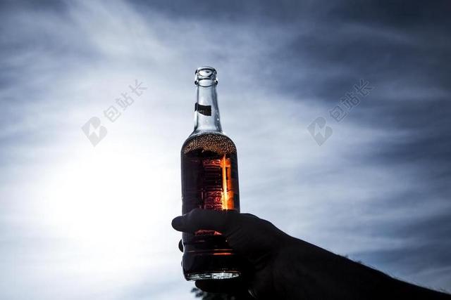 酒类 饮料 啤酒 瓶 云 黑暗 夏时制 手 光 酒