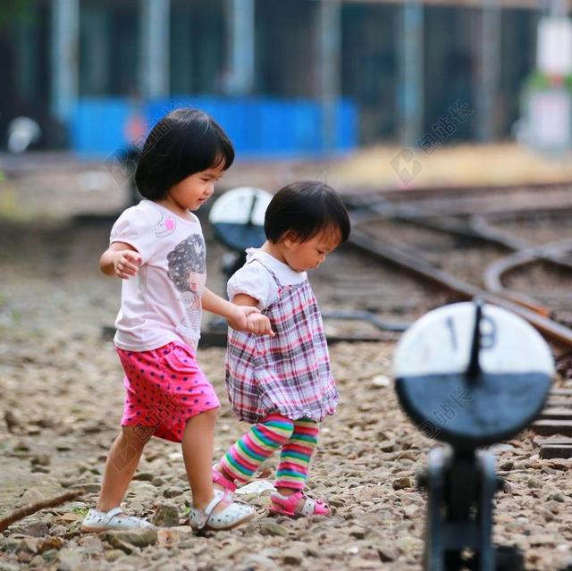 小朋友 小學生 一家人 鐵道 小女生