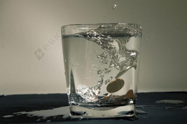 硬币 水 豪华 钱 威士忌酒杯 水溅