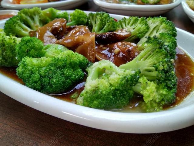 餐饮唯美西兰花蘑菇汤背景图片