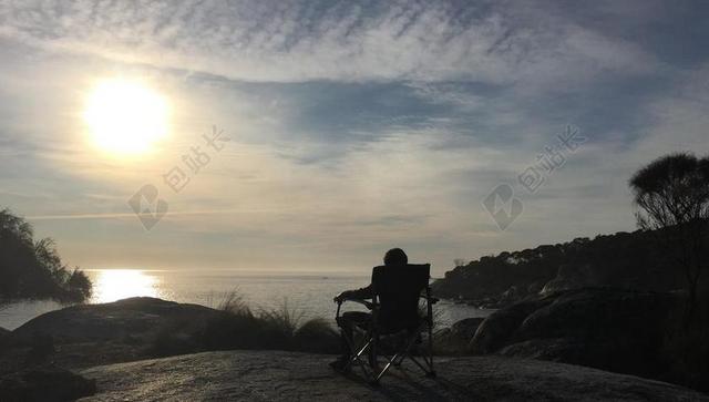 自然塔斯马尼亚看日落的轮椅男背景图片