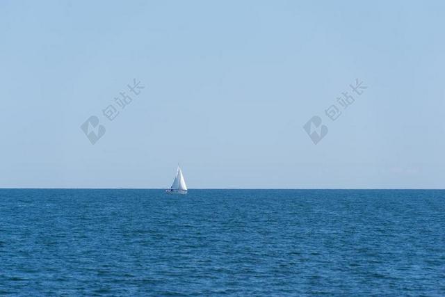 海上清新帆船航行背景图片