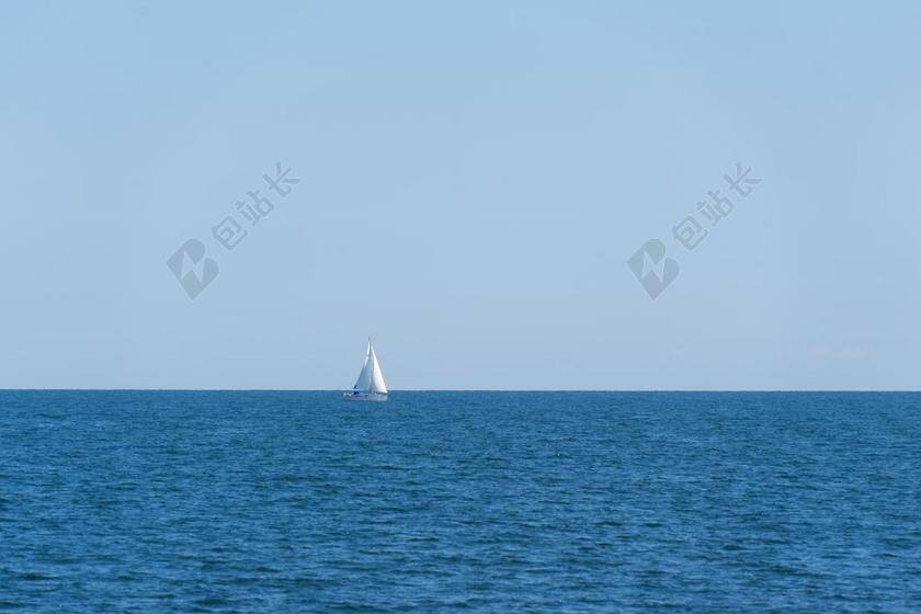 海上清新帆船航行背景图片