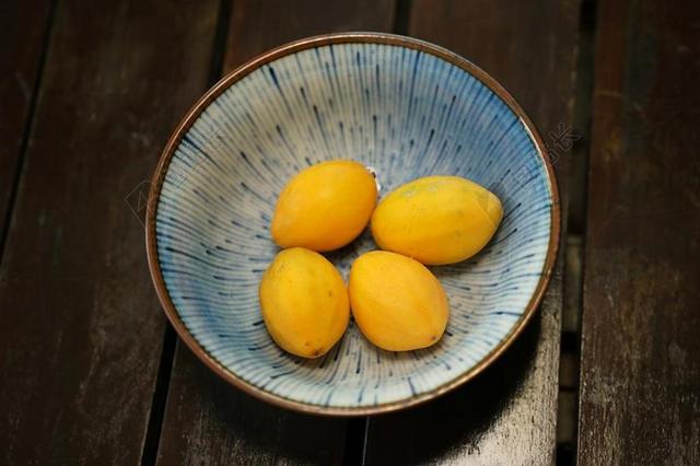 金黄色西番莲果 碗 水果 新鲜农产品 农场