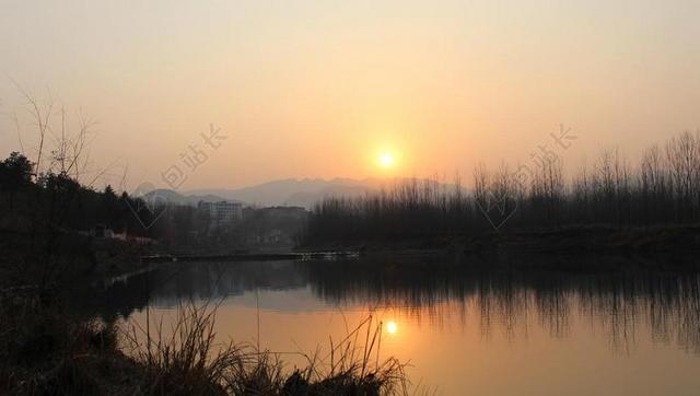 水墨 夕阳 河畔 傍晚 倒影