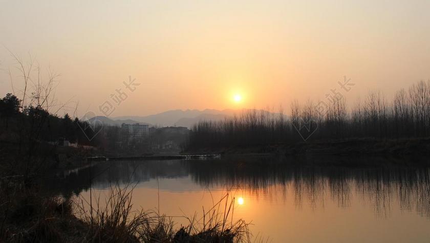 水墨 夕阳 河畔 傍晚 倒影