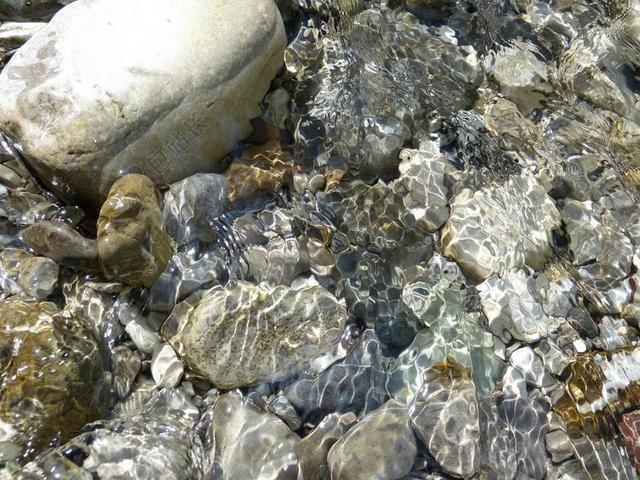 奥斯特拉赫 河床 山间溪流 清澈的水