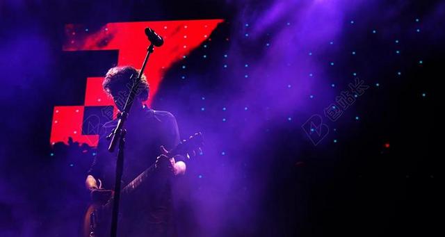 黑暗 夜 麦克风 立场 人 男子 家伙 艺术家 音乐 仪器