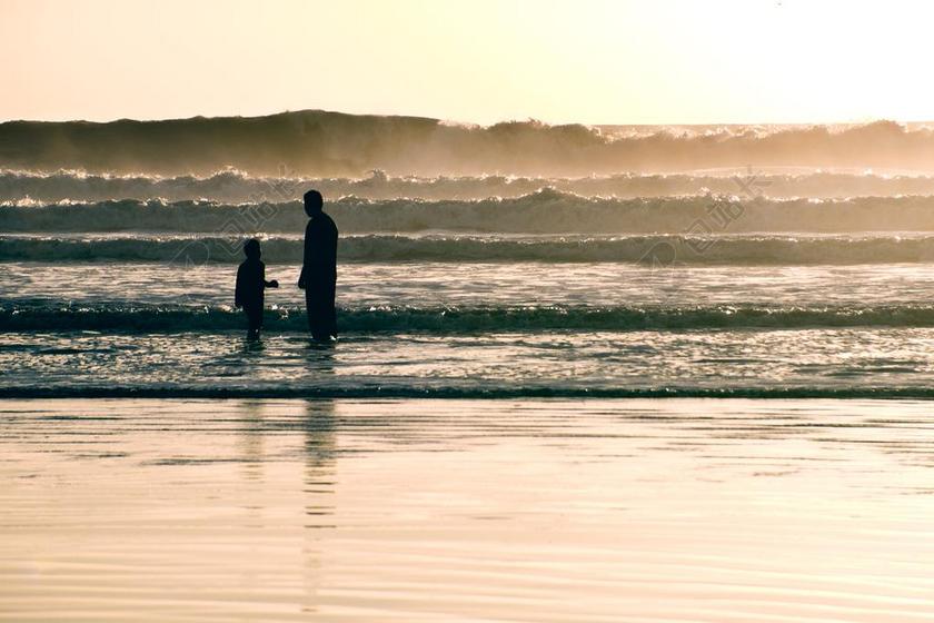 人 男子 男孩 孩子 儿童 父亲 儿子 浅 游泳 海 水