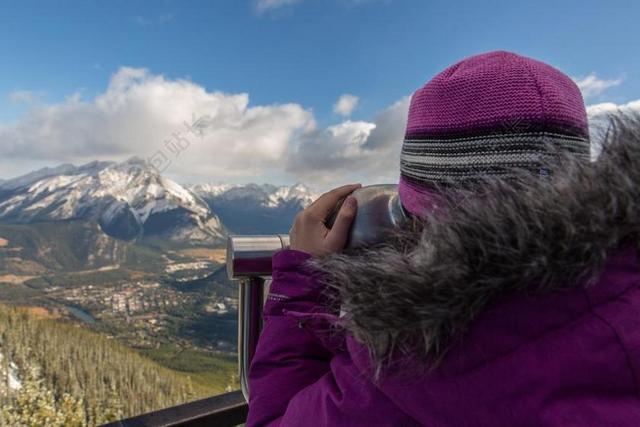 旅游清新登山拍摄的女子背景图片