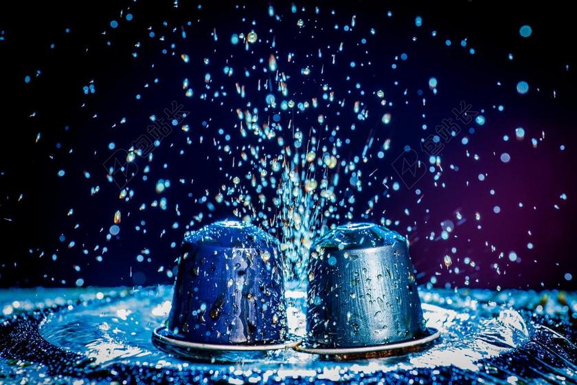 广告时尚碰撞溅起的水花背景图片