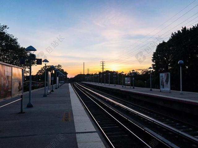 建筑唯美夕阳下的火车轨道背景图片