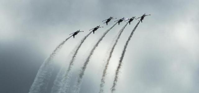 飞机 执行的魔术 航展 特技 飞行 航空 机场