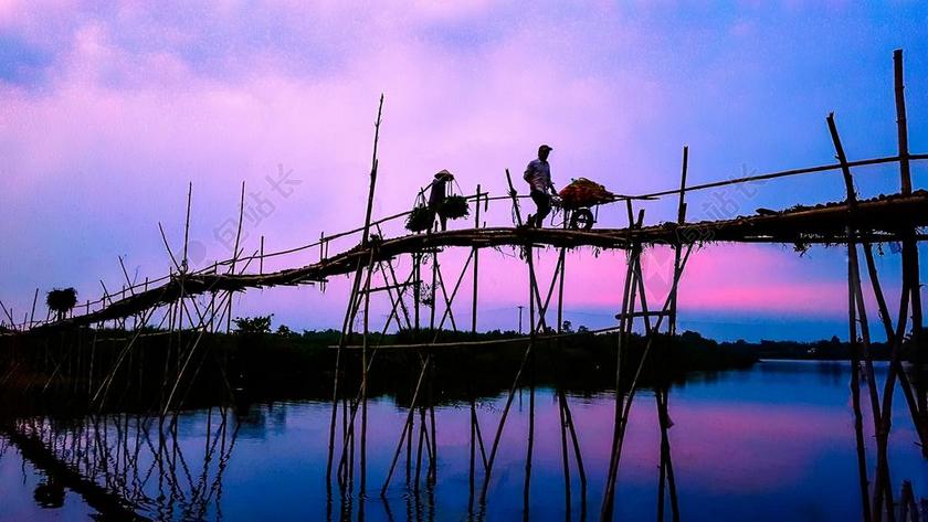 男子 人 工作 桥 木材 踩着高跷 支持 水 反思 天空