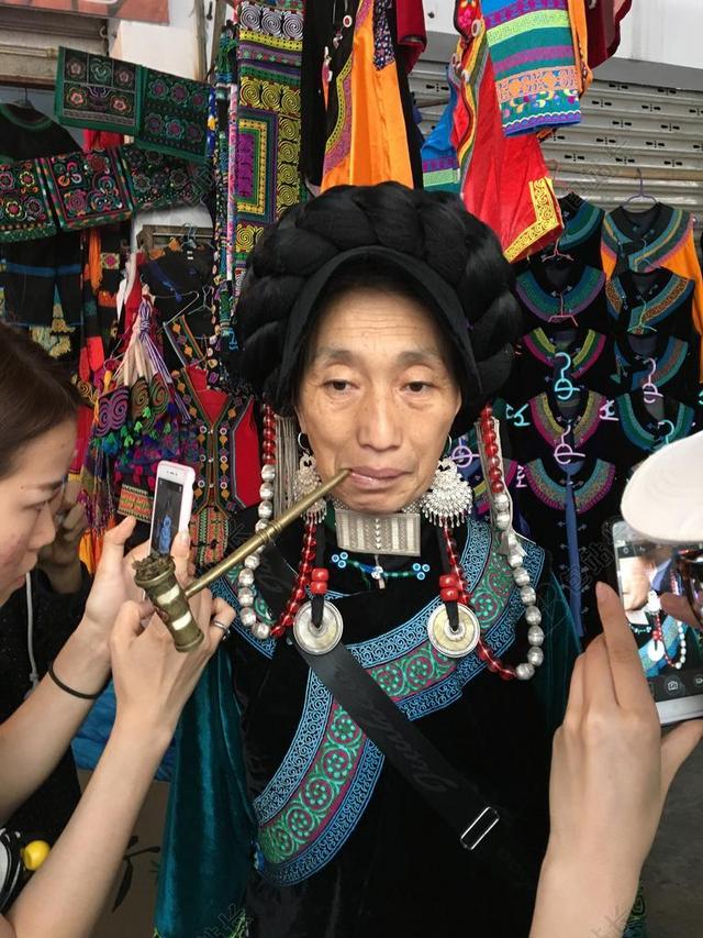 广告时尚彝族服饰文化背景图片