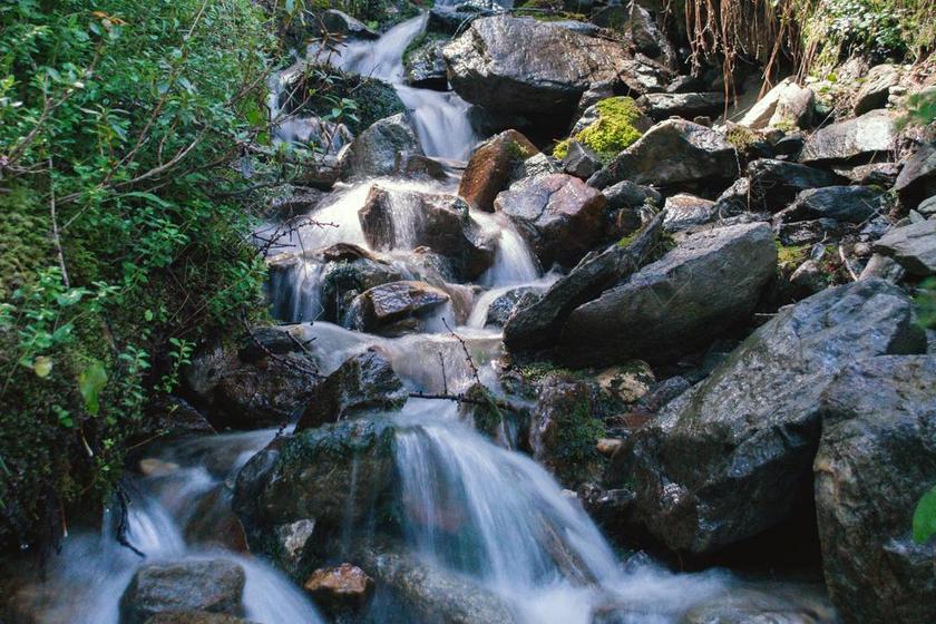 山 高山 山中的小溪 岩 石头 长时间曝光 水 山间溪流