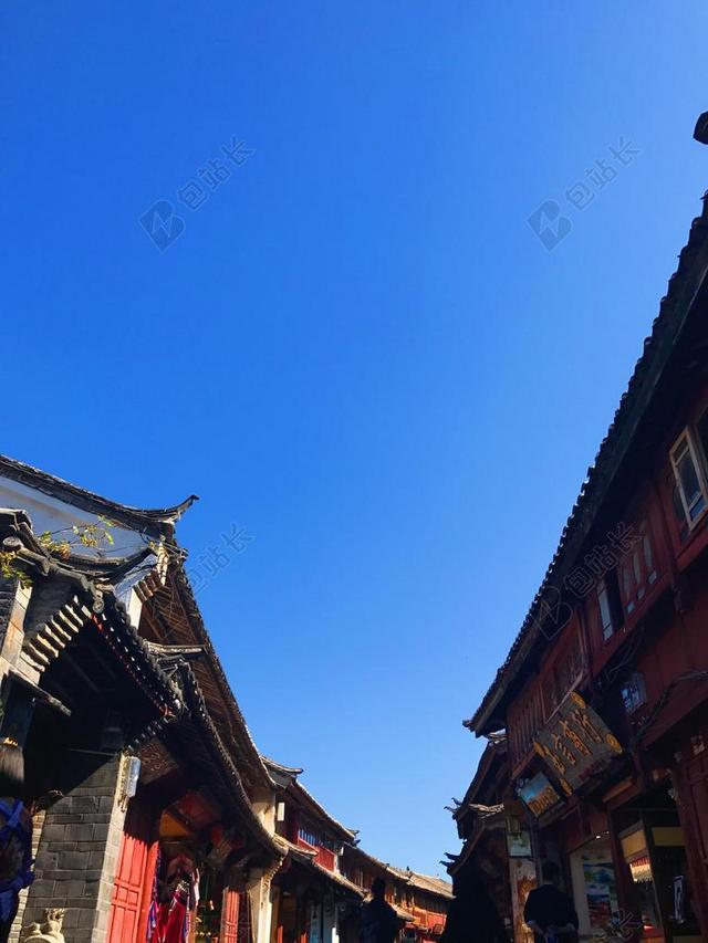 清新云南丽江蓝天古镇背景图片