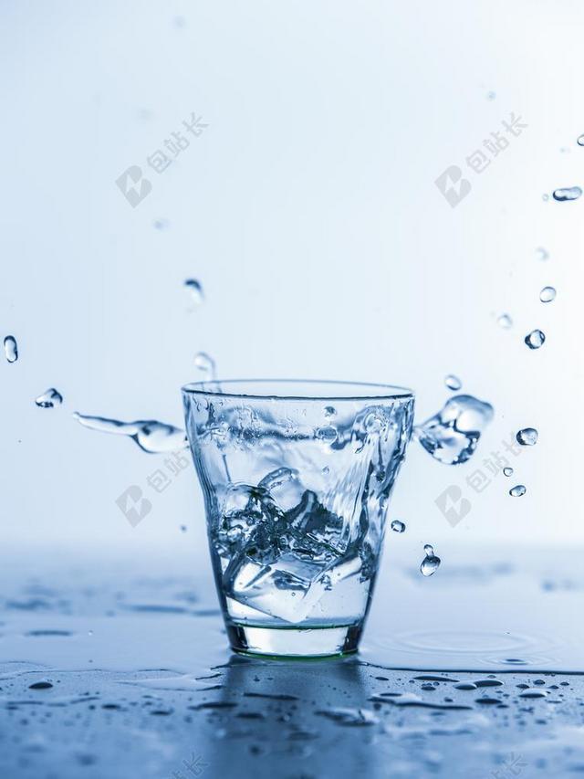 自然溅起清澈透明的海水背景图片