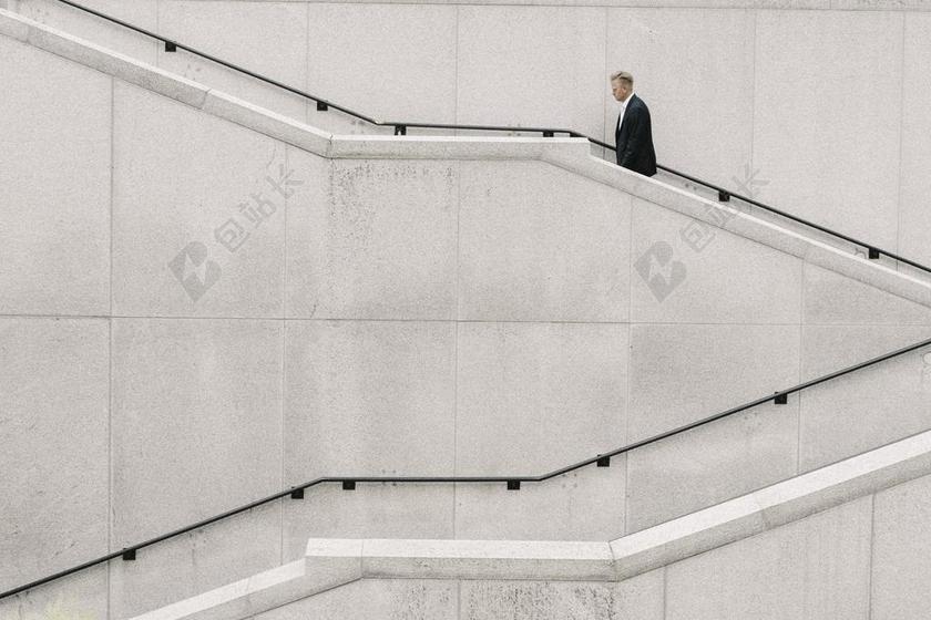 清新楼梯上的人背景图片