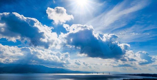 阳光 晚间 一天 蓝色 天空 云 山 海