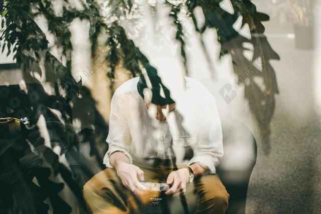 清新户外呆坐的男子背景图片