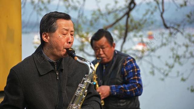 618背景618年中大促618海报背景老人 萨克斯 玄武湖 南京