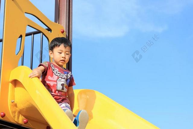 孩子们 滑动 游乐场设备 播放