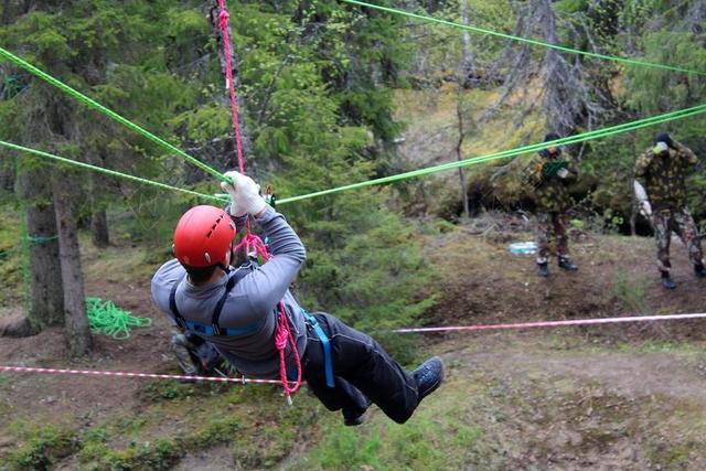 登山 攀岩爱好者 绳 下降 营地 度假