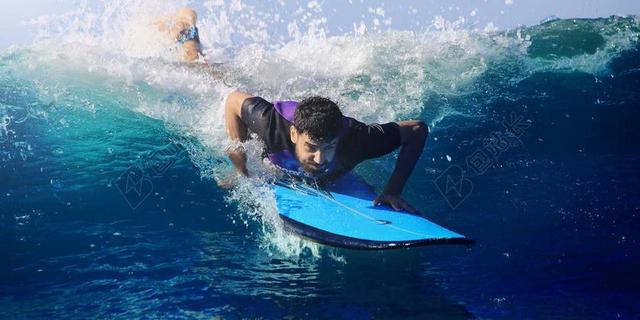 人 男子 冲浪 运动 板 蓝色 水 海