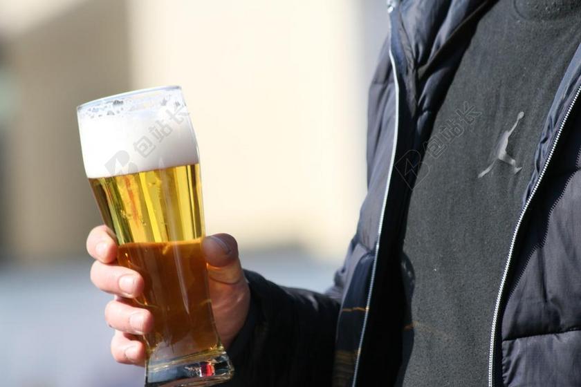 啤酒 手 人的 关闭