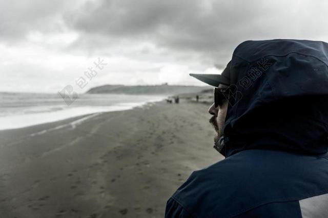 海 海洋 水 岸 海滩 海岸 自然 云 天空 人 男子