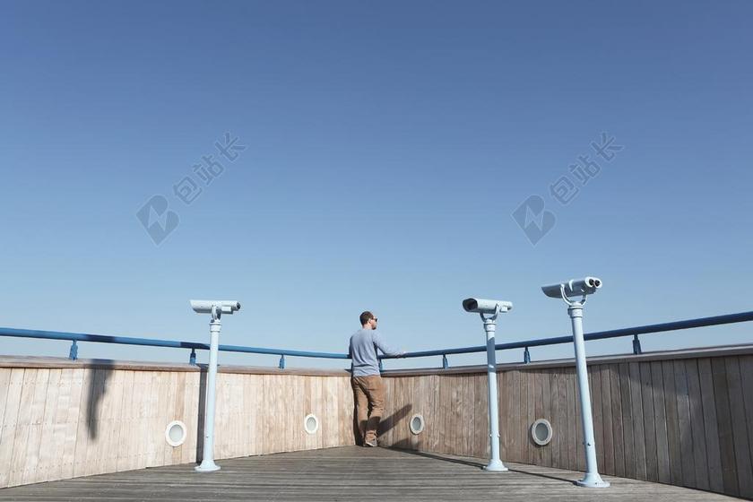 家伙 男子 寻找 了望 天台 蓝色 天空 阳光