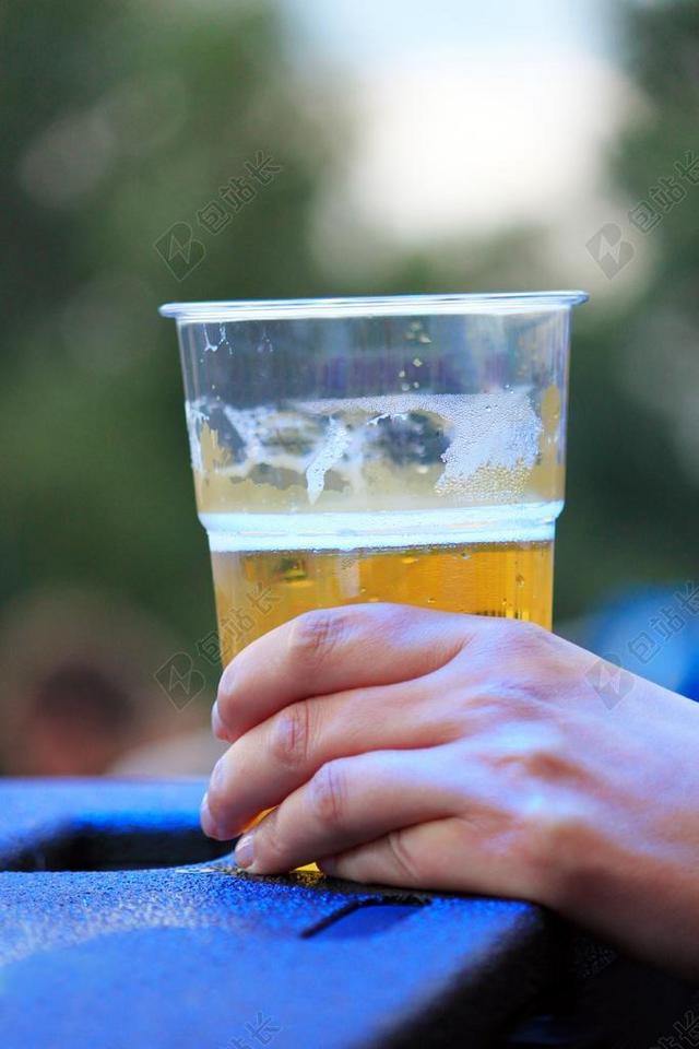 啤酒 艺术节 杯 塑料杯 喝 啤酒杯  手 夏季节日