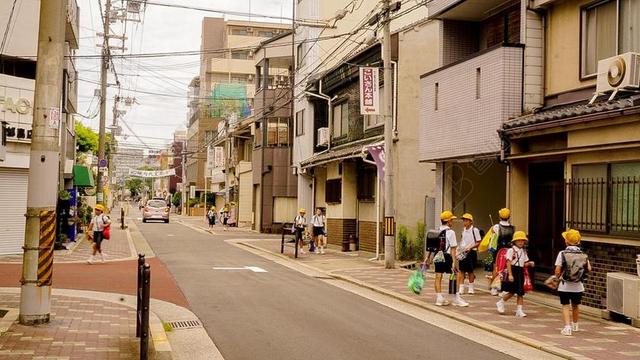 摄影清新日本街头的小学生背景图片