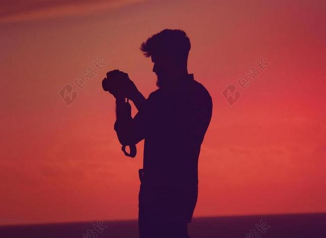 摄影清新黄昏下的摄影师背景图片