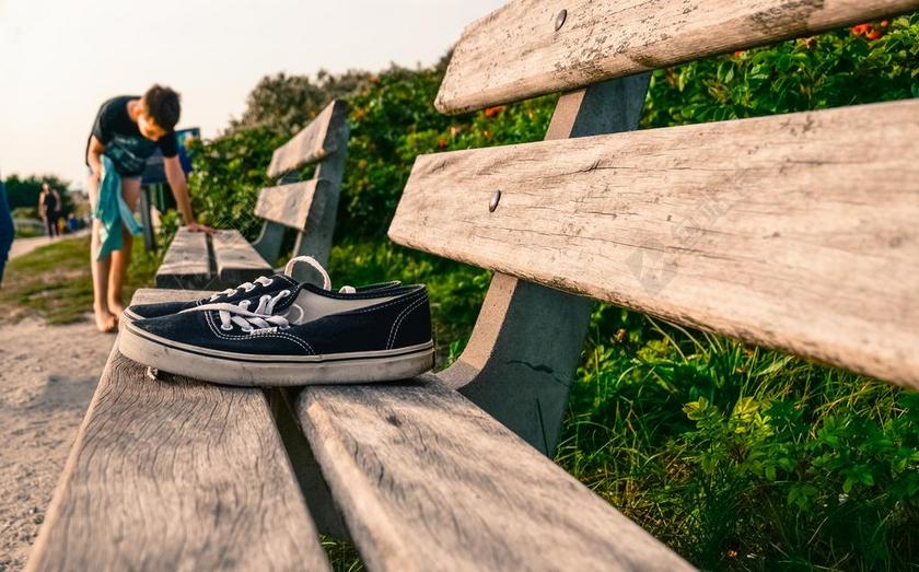 鞋 失去了 长凳 老 脏 街 人 鞋类 休闲 脚