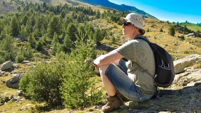 暂停 停止 女子 坐在 山 平静 宁静 徒步旅行 背包