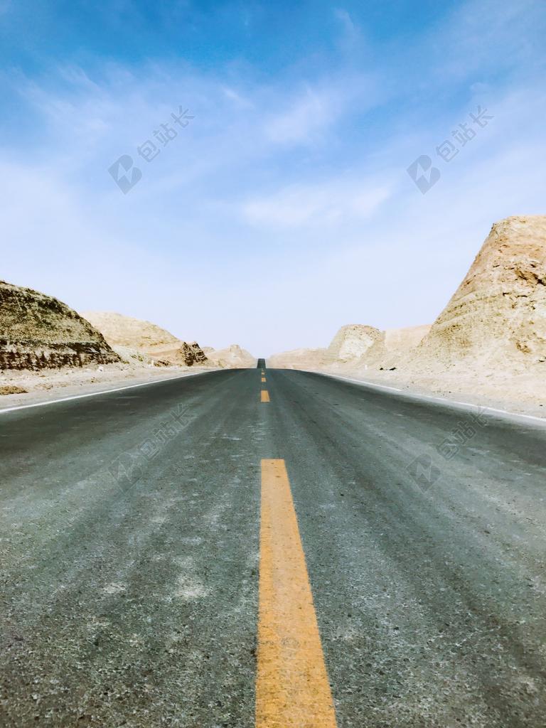 旅游自然一望无际的公路前行背景图片