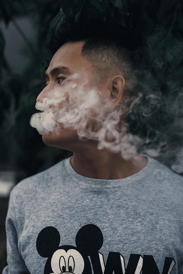 人 男子 家伙 香烟 吸烟 米奇老鼠 衬衫