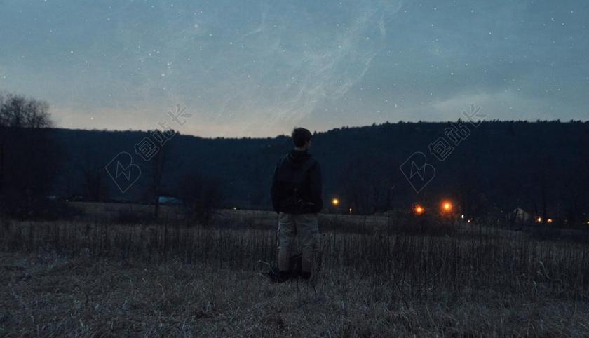 人 孩子 男孩 单 户外 夜 星星 天空 山 高原