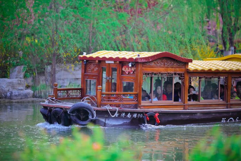 清新大明湖游船背景图片